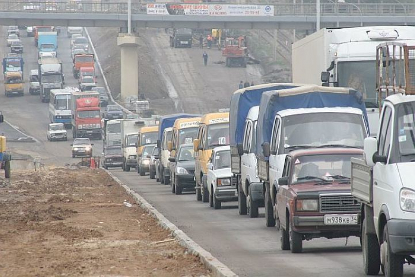 Волгоград «застрял» в пробках из-за тумана и аварий 