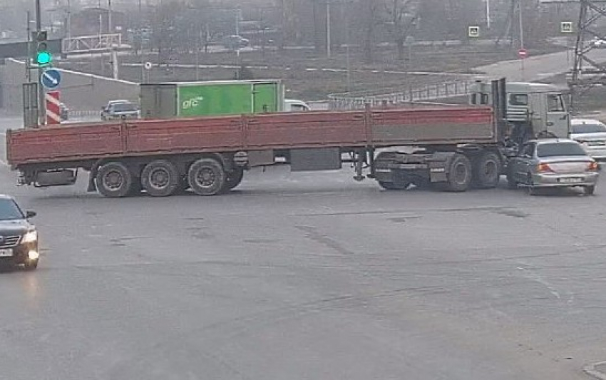 Многометровый КамАЗ перекрыл дорогу в Волгограде