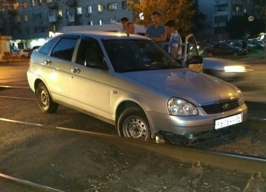 В Волгограде пьяный водитель на «Приоре» остановил движение трамваев