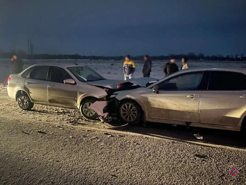 В набитую детьми иномарку влетела на встречке «Лада Гранта» под Волгоградом