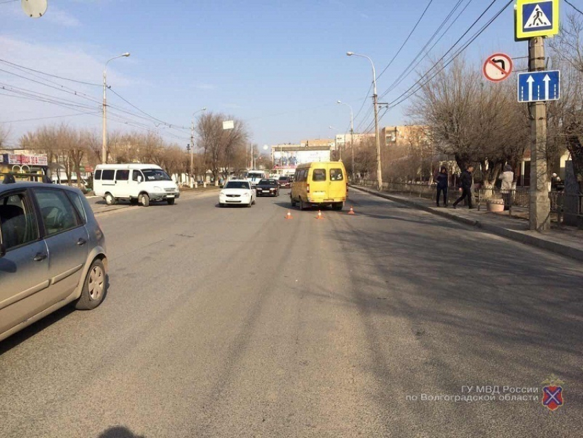 Маршрутка сбила 35-летнего пешехода на юге Волгограда 