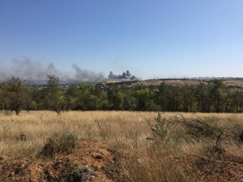 С огнем боролись пять часов: спустя сутки пожарные находятся на Ангарском в Волгограде