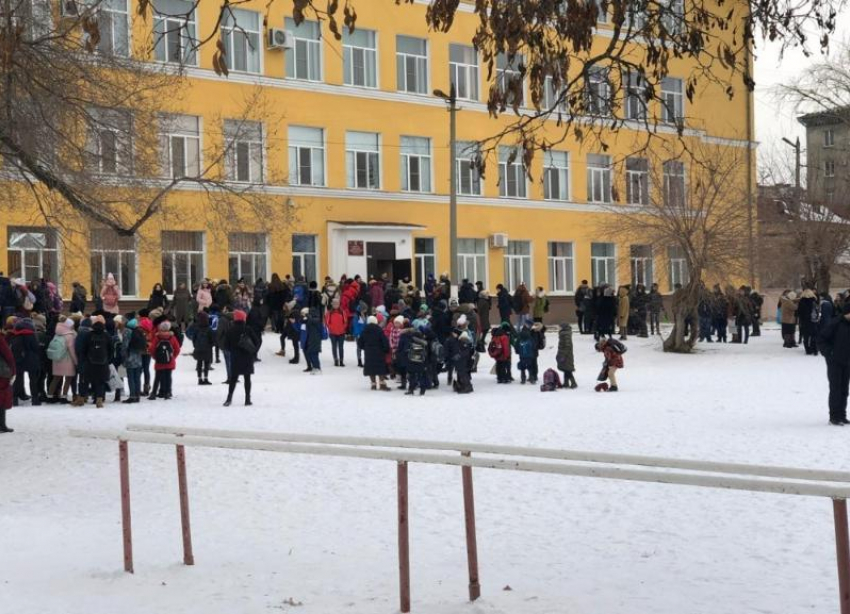 Две школы эвакуировали в Волгограде