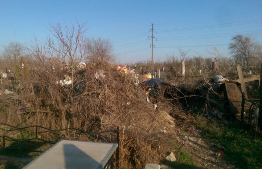 На Моторном кладбище в Волгограде мусор завалил могилы