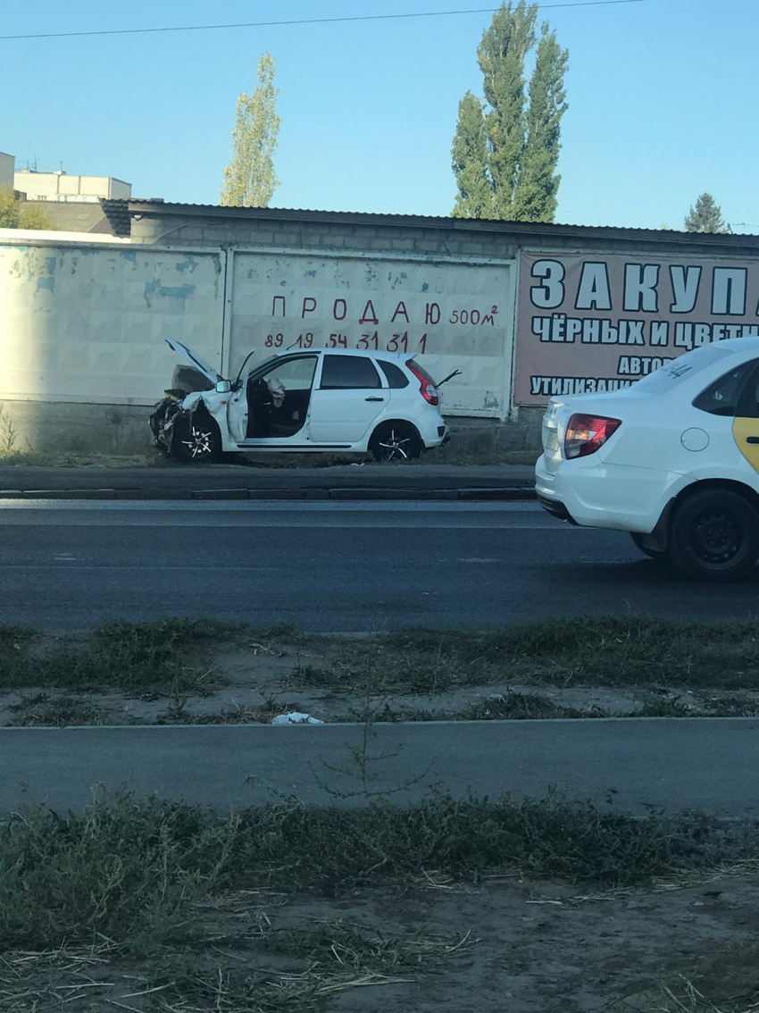 На Второй Продольной в Волгограде «Лада Калина» вылетела с дороги после ДТП с «Нивой»: собирается пробка