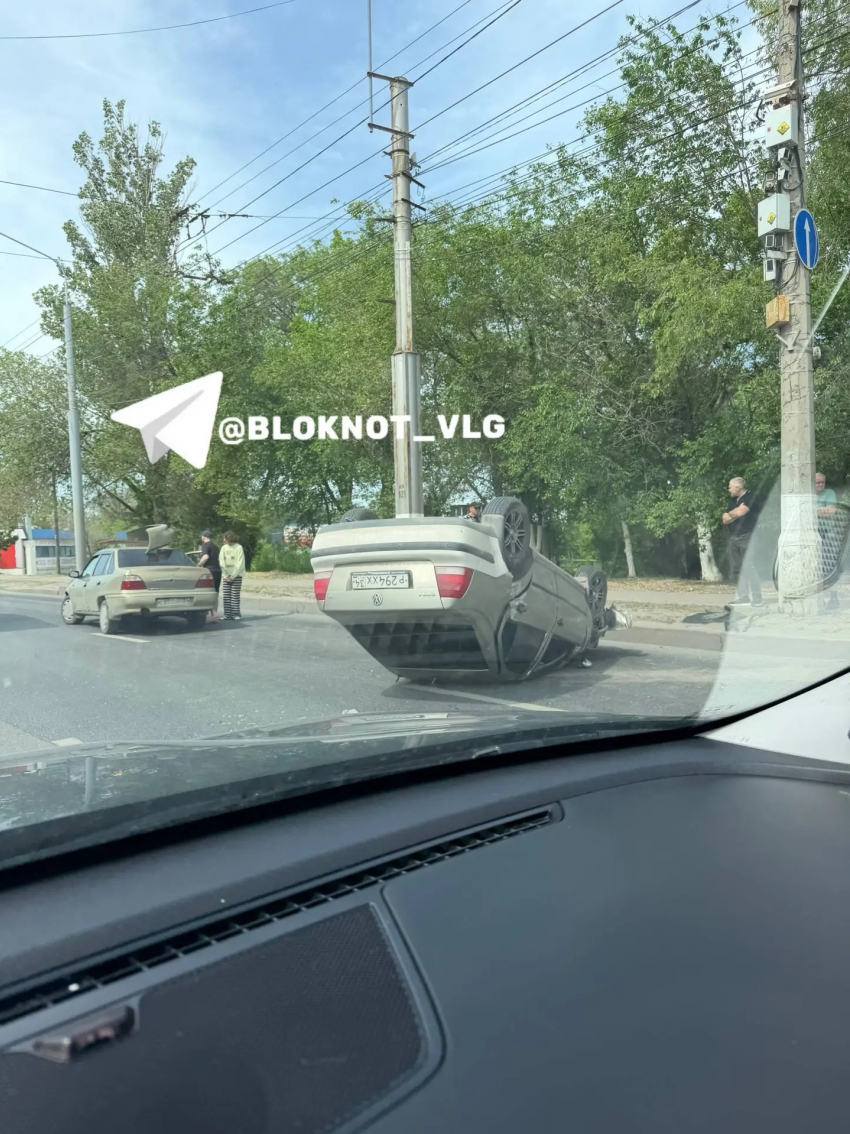 "Это надолго": перевернувшееся авто перекрыло выезд в центр Волгограда 