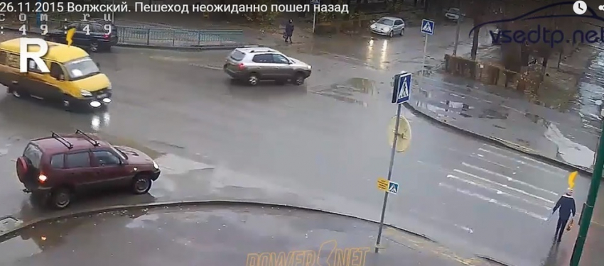 В Волжском на видео попал наезд маршрутки на пешехода