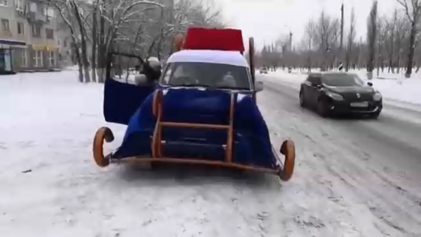 Современные сани-автомобиль с Дедушкой Морозом сняли на видео в Волгограде 