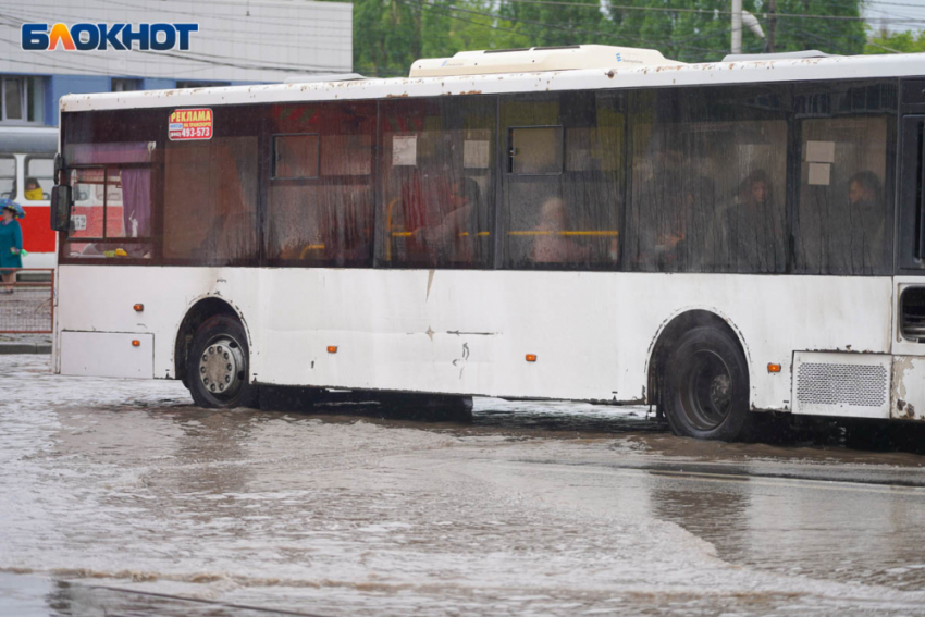 В Волжском на месяц перекрыли улицу и поменяли график движения двух автобусных маршрутов