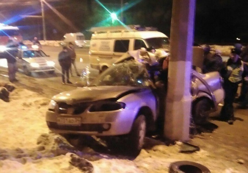 Nissan Almera намотало на столб в Волгограде: есть жертвы 