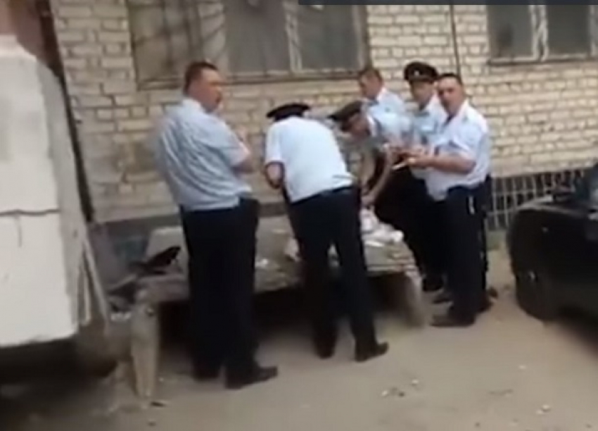 Сотрудники сами отказались есть в столовой, - МВД по Волгоградской области о видео с жуткой кормежкой сотрудников