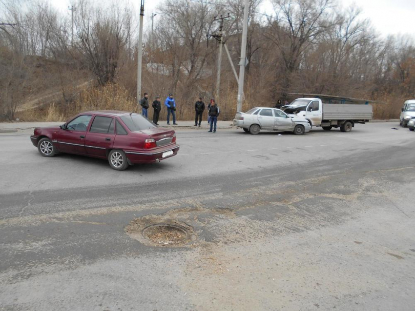 На севере Волгограда в тройном ДТП пострадали двое
