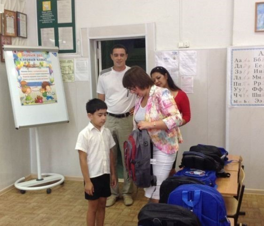 Волгоградские учителя на собственные деньги закупили портфели для школьников из Украины