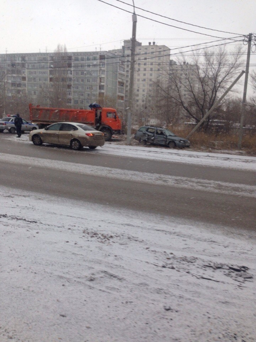 На юге Волгограда «КАМаз» протаранил ВАЗ-2112 и врезался в столб