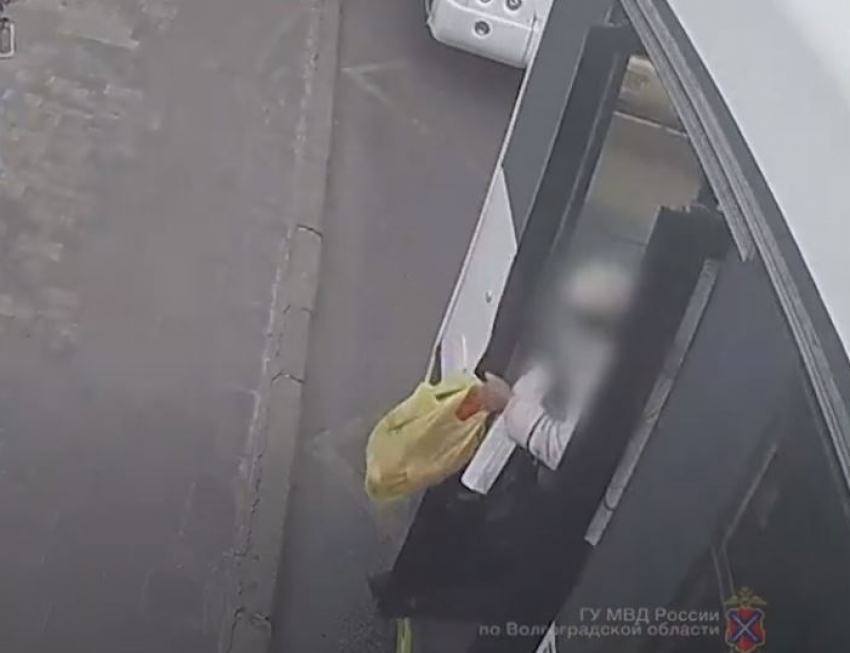 Пассажирка троллейбуса выпала на дорогу в Волгограде: видео с места ДТП