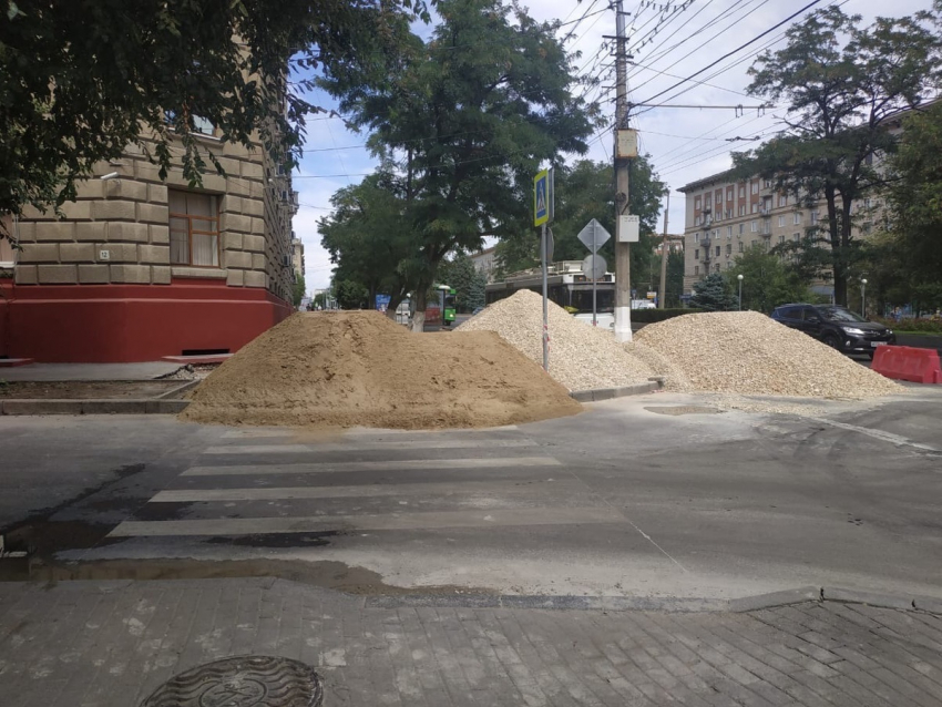 В центре Волгограда разрыли тротуары и оставили «полосу препятствий» на все выходные