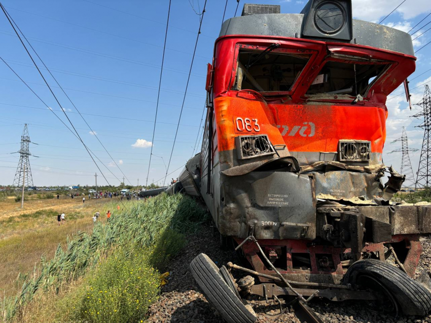 Публикуем жуткие фото крушения поезда в Котельниково: в нем ехали более 800 человек 