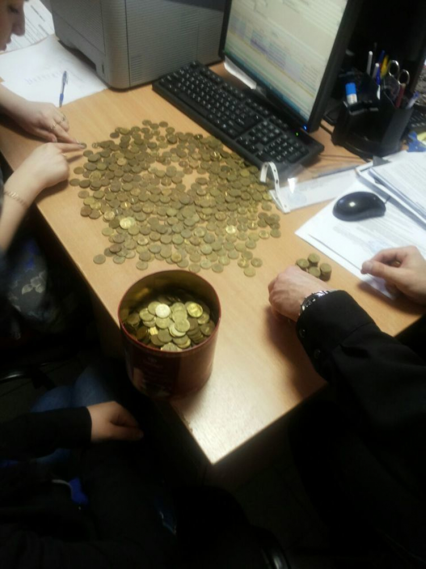 Под Волгоградом мужчина оплатил долг в 30 тысяч 10-рублевыми монетами