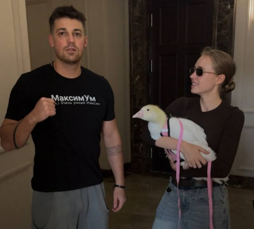 Прогулкой с гусем на поводке шокировала москвичей скандальная семья блогеров