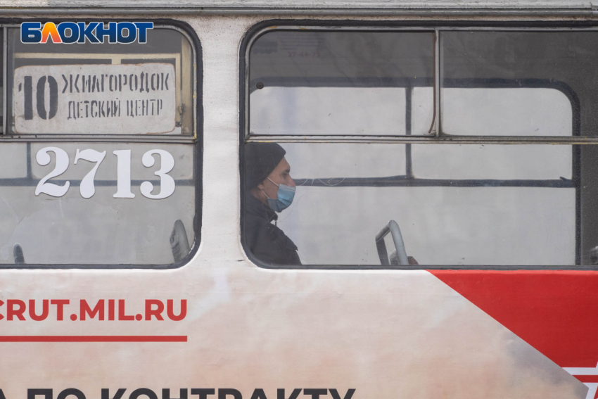 Неизвестные обстреляли и забросали камнями трамваи в Волгограде