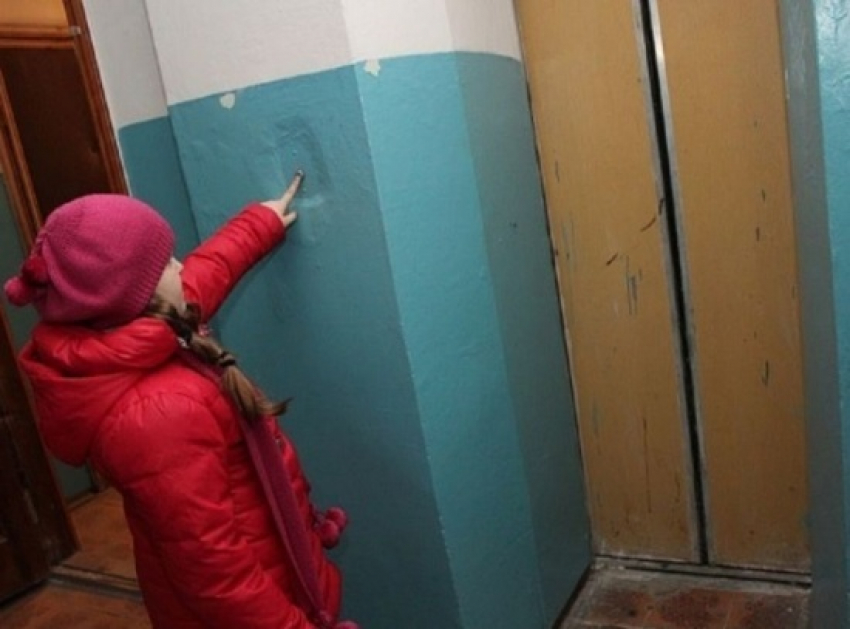 Жильцы дома застали 10-летнюю девочку попрошайничающую в подъезде в Волгограде