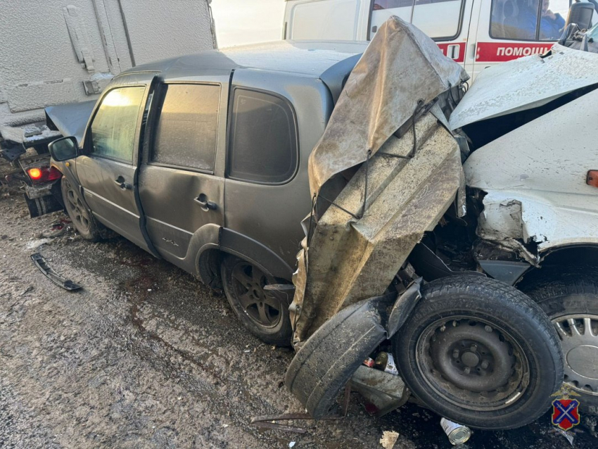  Двое пострадали в «паровозе» из Mercedes, Niva и тягача под Волгоградом 