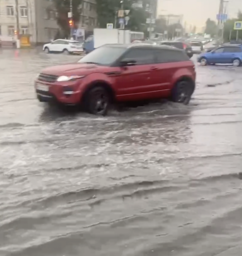 Ливень затопил пешеходный переход в Волгограде: видео