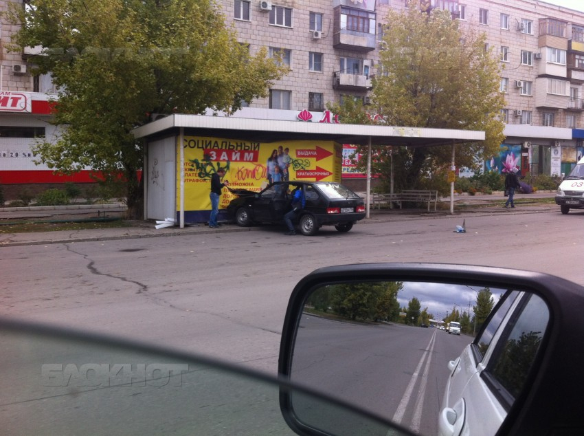 В Волжском студент на «девятке» сбил своего друга на остановке