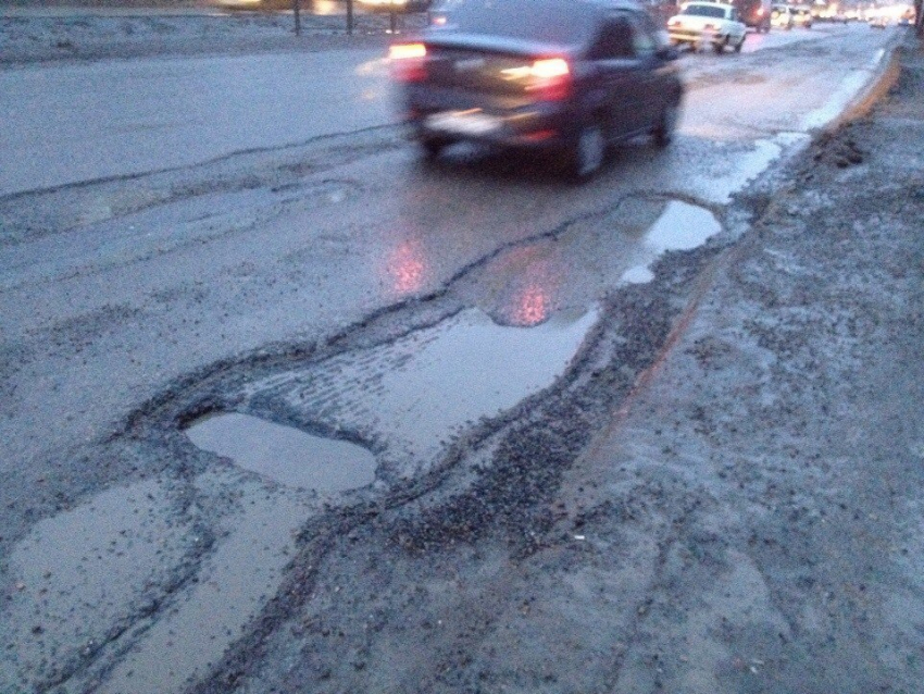 В Волгограде подрядчик заплатит водителю за разбитое Volvo на поврежденном асфальте
