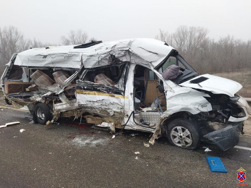 Двое погибли, трое с ребенком пострадали в смятой маршрутке под Волгоградом