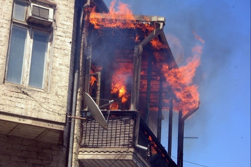 Курильщик устроил пожар в трехэтажном доме на юге Волгограда: 8 человек эвакуировано 
