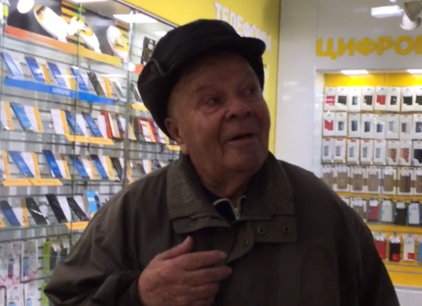 Пожилой волгоградец исполнил песню с советами о любви и попал на видео для Путина 