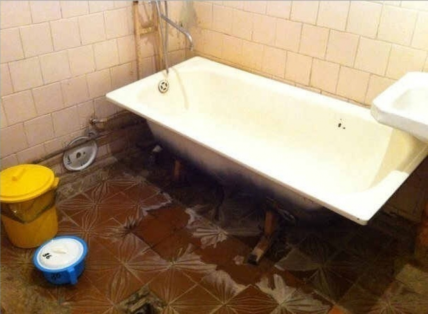 В Урюпинской ЦРБ потолки и стены покрылись плесенью