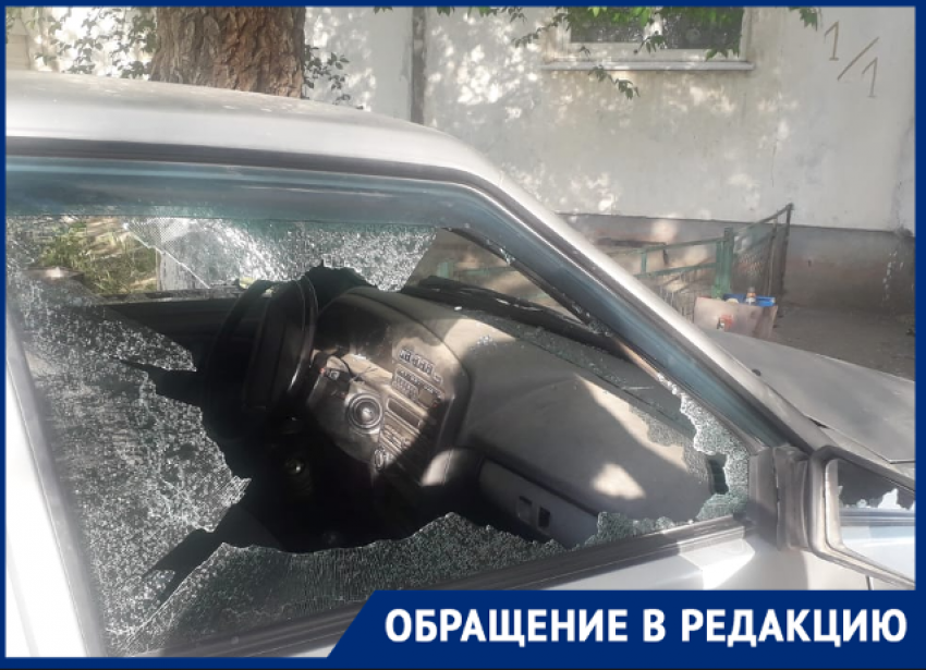 «Изрезала все руки, пока собирала стекла»: после массовой драки волгоградка нашла свою машину разбитой