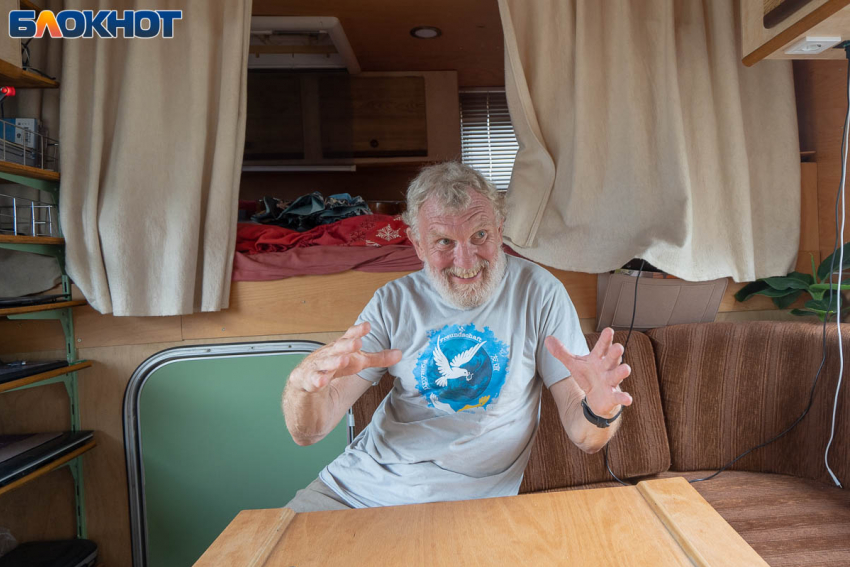 Нужна третья рука: прославившийся в Волгограде немец продлил кастинг попутчиц