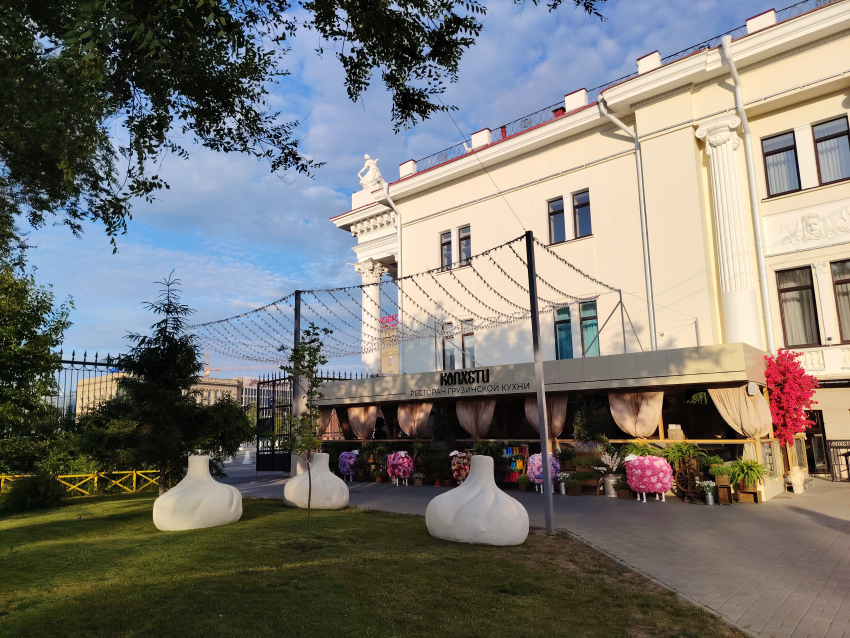 Гигантские хинкали украсили центр Волгограда