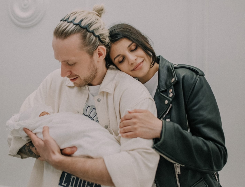 "Хочу остаться одна с двумя детьми": Алину Устиненко после родов накрыла депрессия