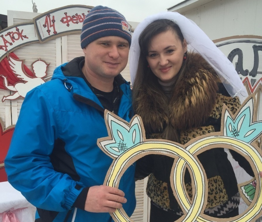 В Волгограде влюбленные поженились в шуточном ЗАГСе