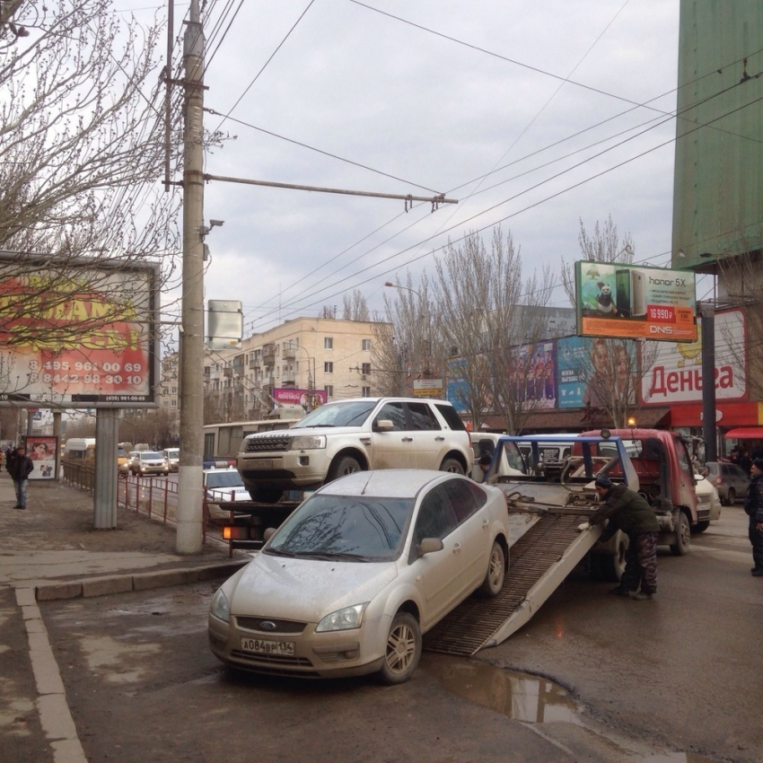 У Ворошиловского ТЦ в Волгограде из-за работы эвакуаторов образовалась крупная пробка