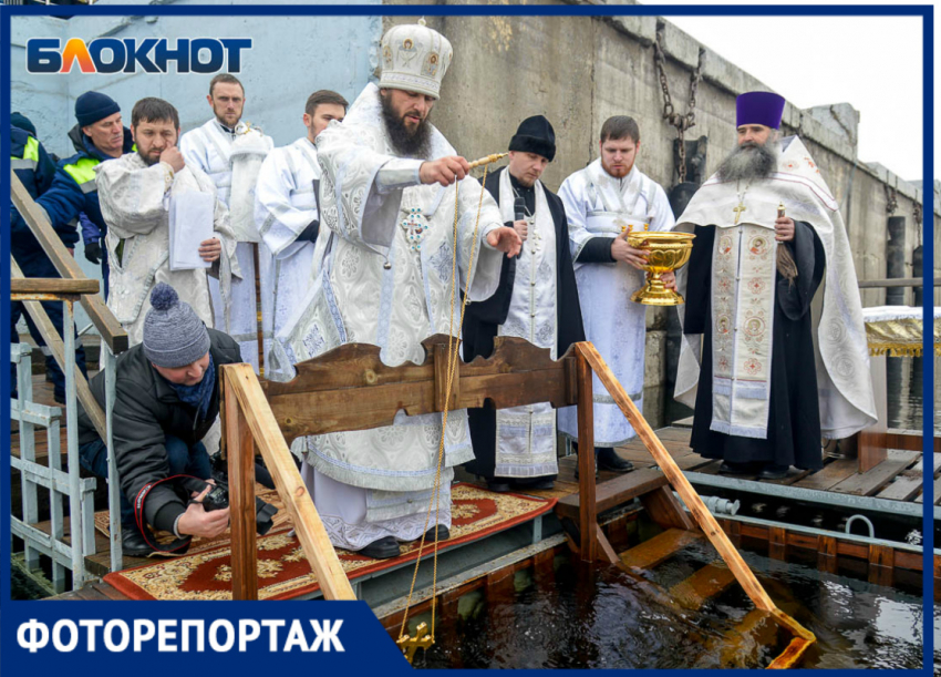 В Волгограде владыка Феодор отслужил крещенский молебен на Волге