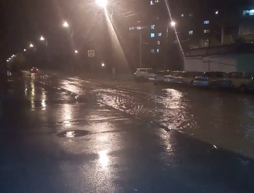 Волгоградцы снимают на видео парализованные потопом дороги