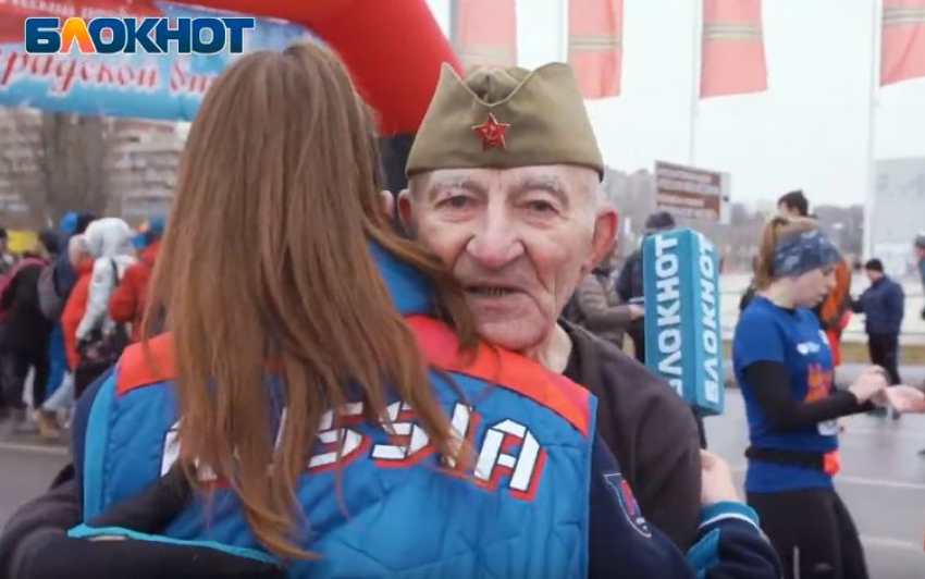 И ветераны, и молодежь: видеорепортаж с праздничного легкоатлетического пробега в Волгограде