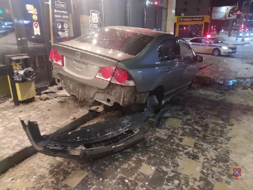 Мощное столкновение иномарок в центре Волгограда попало на видео 