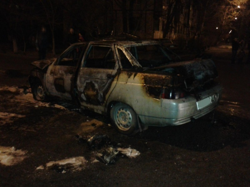 В Волгограде «десятка» вспыхнула после аварии