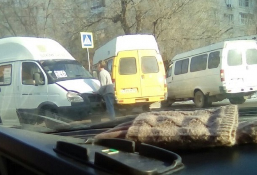 Две маршрутки протаранили друг друга на Тулака в Волгограде