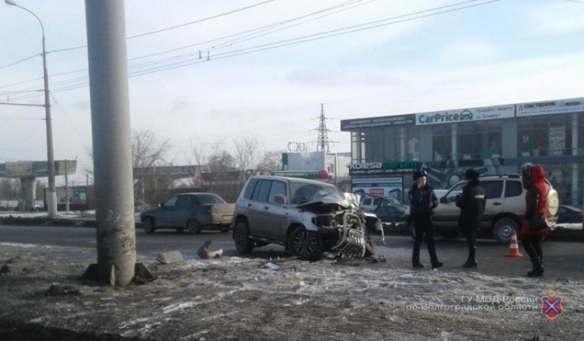 Водитель внедорожника Mitsubishi врезался в рекламную опору на севере Волгограда 