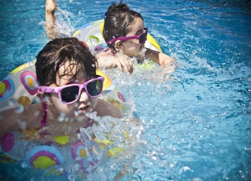 Наравне с аквапарками и турбазами родители в Волгограде  умоляют об открытии бассейнов