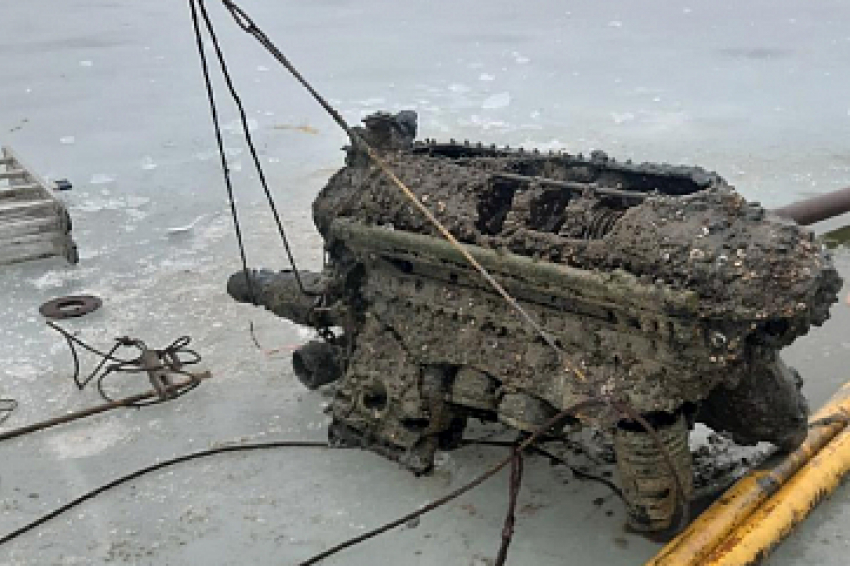 Волгоградские юнармейцы подняли со дна озера двигатель потерпевшего крушение военного истребителя