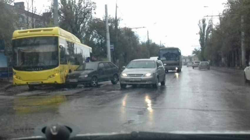 На севере Волгограда в ДТП попал пассажирский автобус