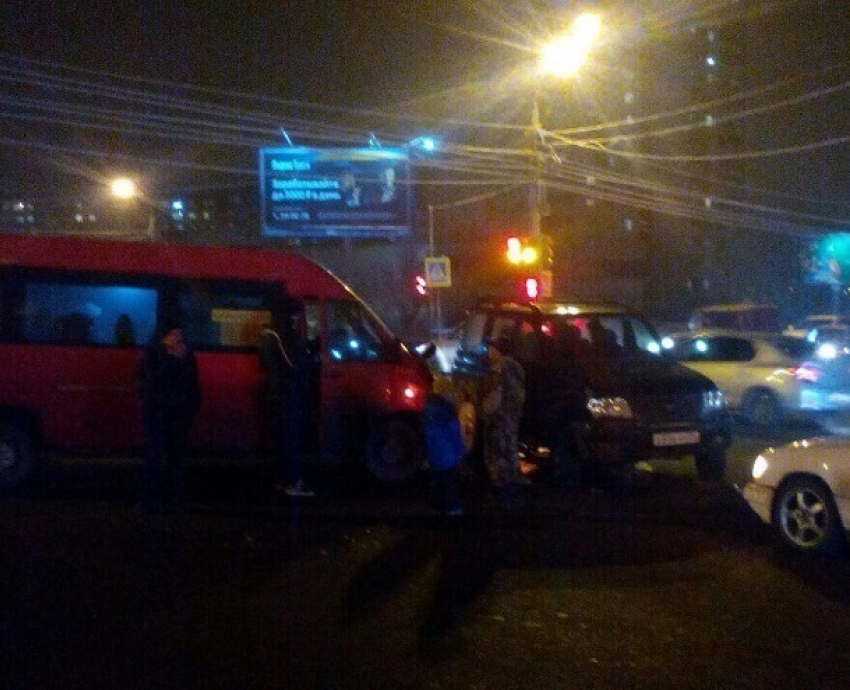 Пострадавшие пассажиры маршрутки рассказали подробности ДТП с внедорожником в Волгограде 